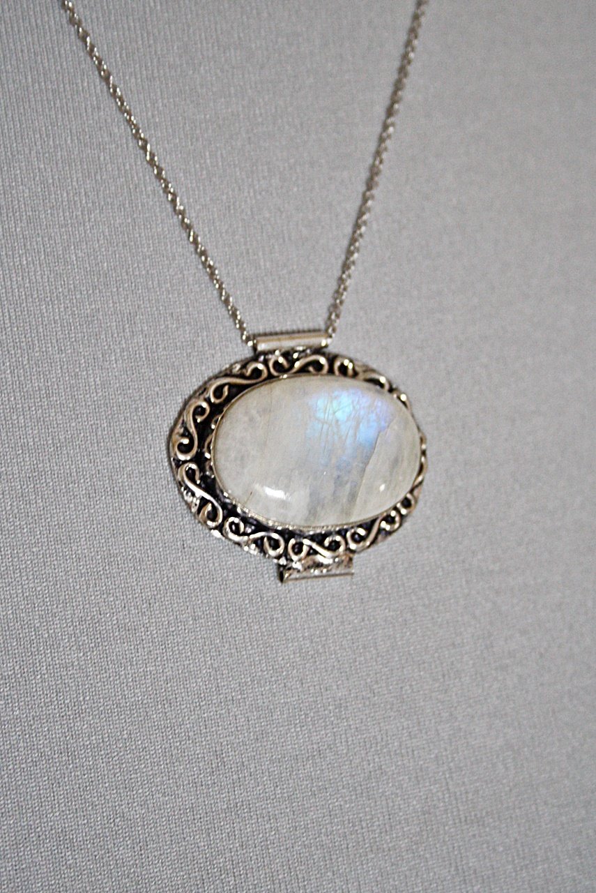 Filigranes Collier mit großem, silbernem Vintageanhänger und Mondstein