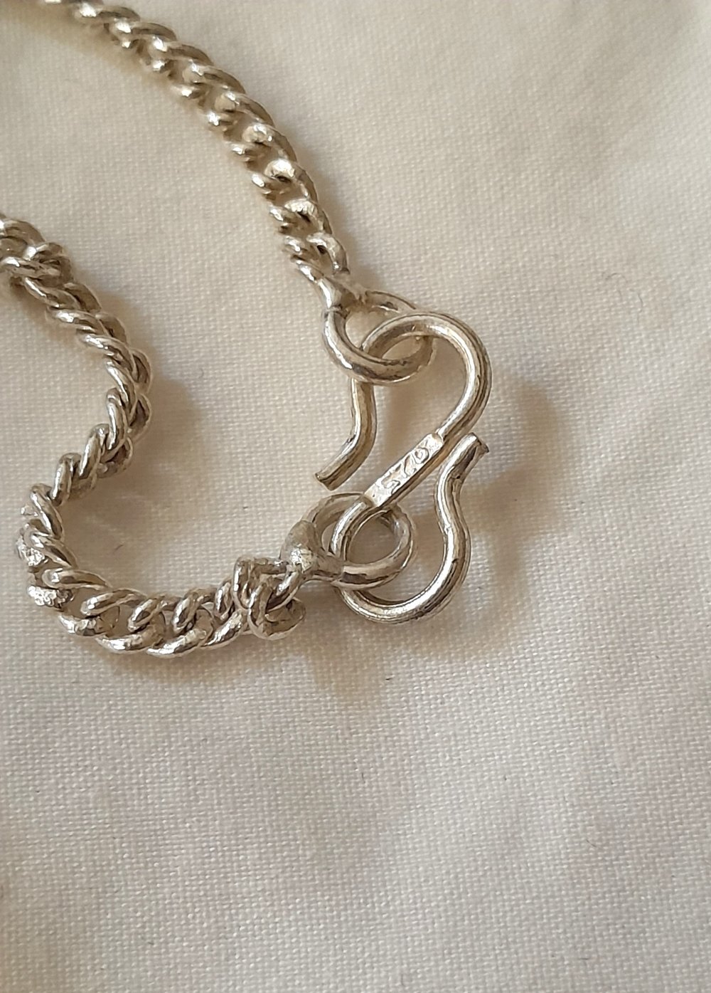 Kurzes Collier mit Nachtfalter und Labradorit