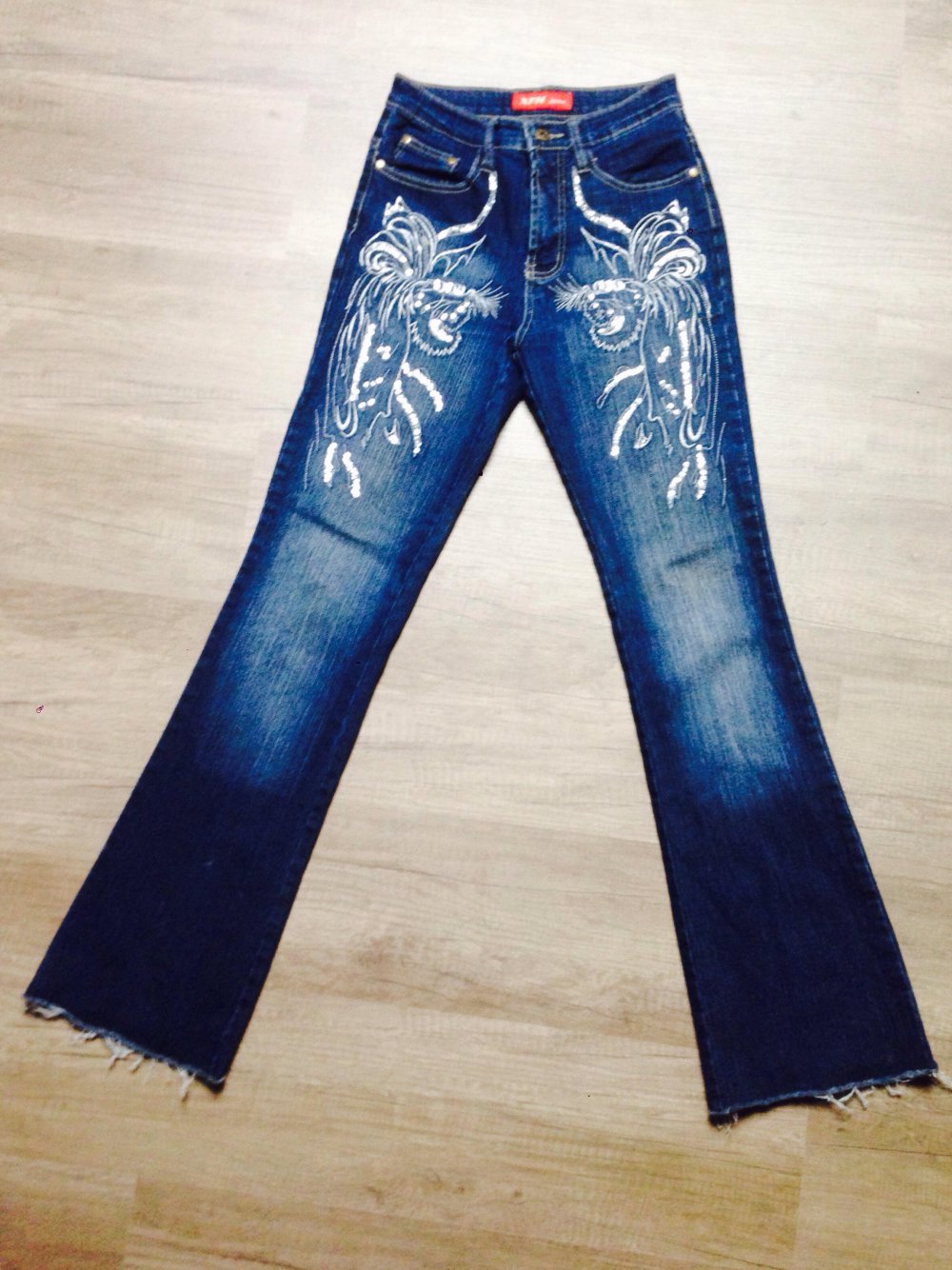 Sexy Bell Bottom High Waist Jeans mit silberner Stick-Ornamentik & Pailetten! Oriental