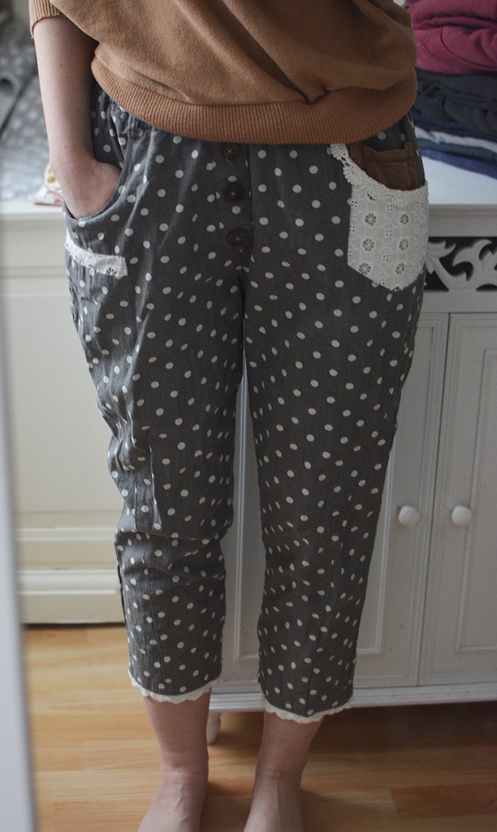 Harajuku Mori Girl graue Hose mit Punkten und Spitzenverzierung aus Japan.