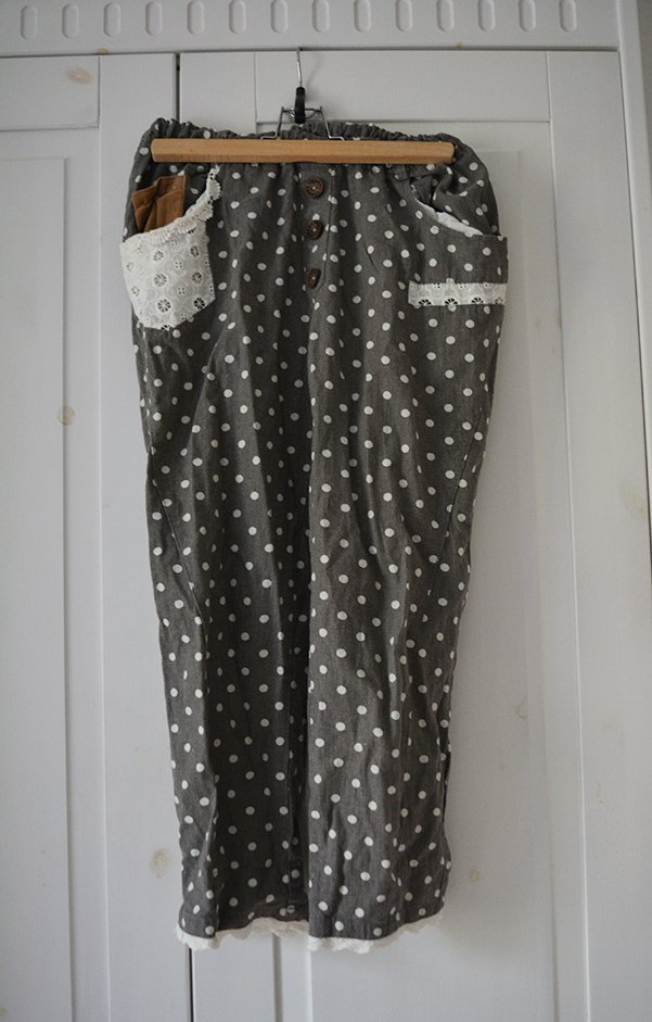 Harajuku Mori Girl graue Hose mit Punkten und Spitzenverzierung aus Japan.