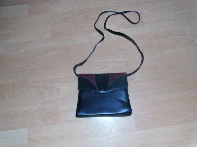 Handtasche, schwarz mit bordeaux Einsatz