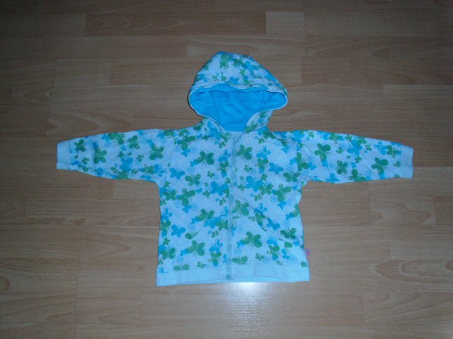 Sweatjacke, hellblau mit Schmetterlingen, Gr. 86