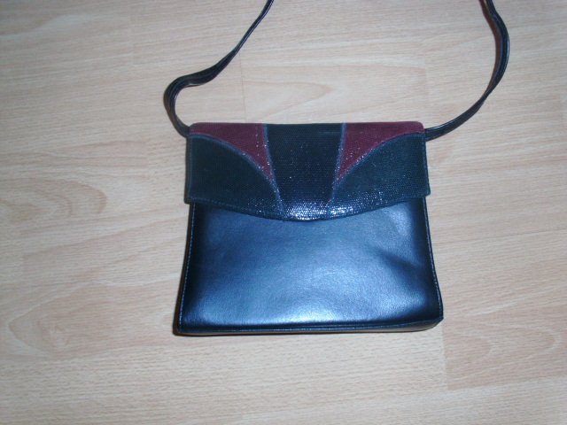 Handtasche, schwarz mit bordeaux Einsatz