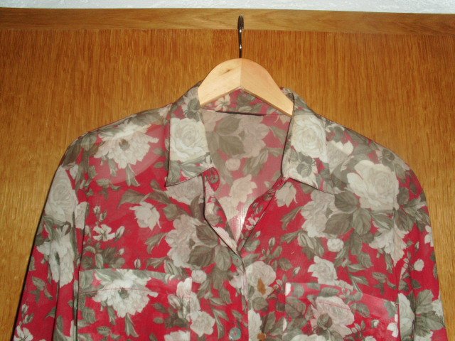 Bluse, rot mit hellen Blumen, Gr. 44/46