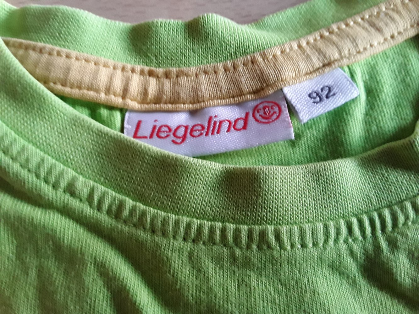 grünes T-Shirt in Gr. 92 von Liegelind
