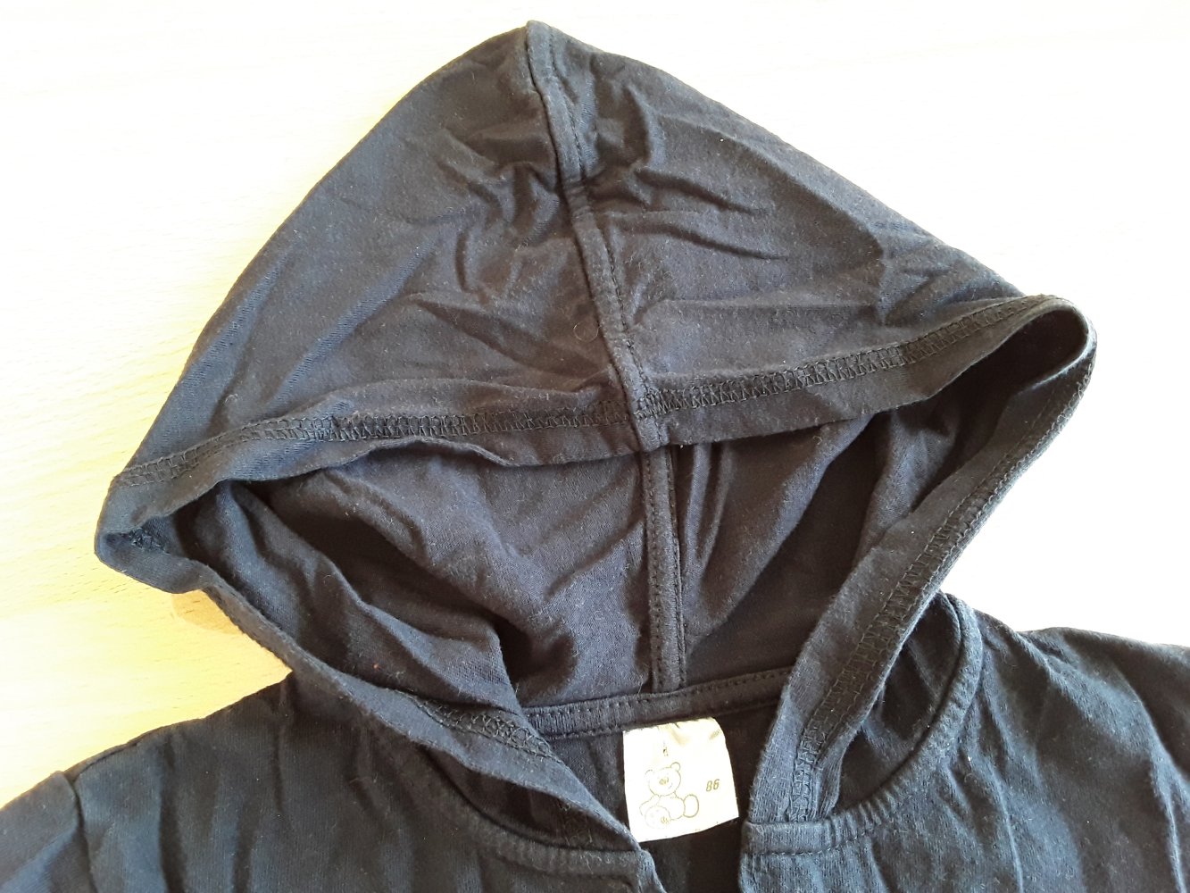 dunkelblaues T-Shirt mit Kaputze in Gr. 86