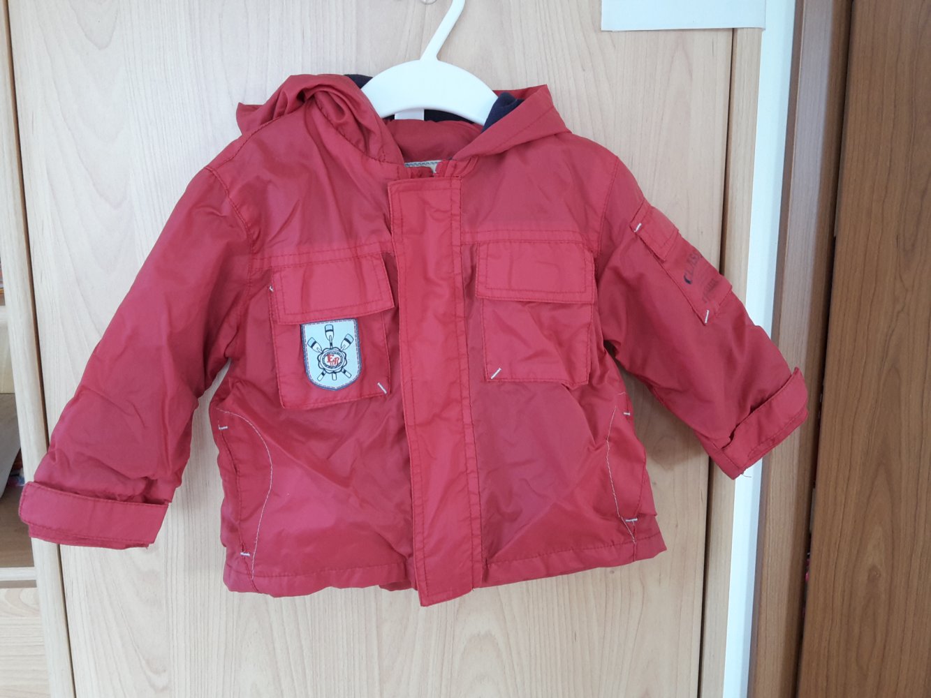 rote leicht gefütterte Windjacke in Gr. 80 von C&A