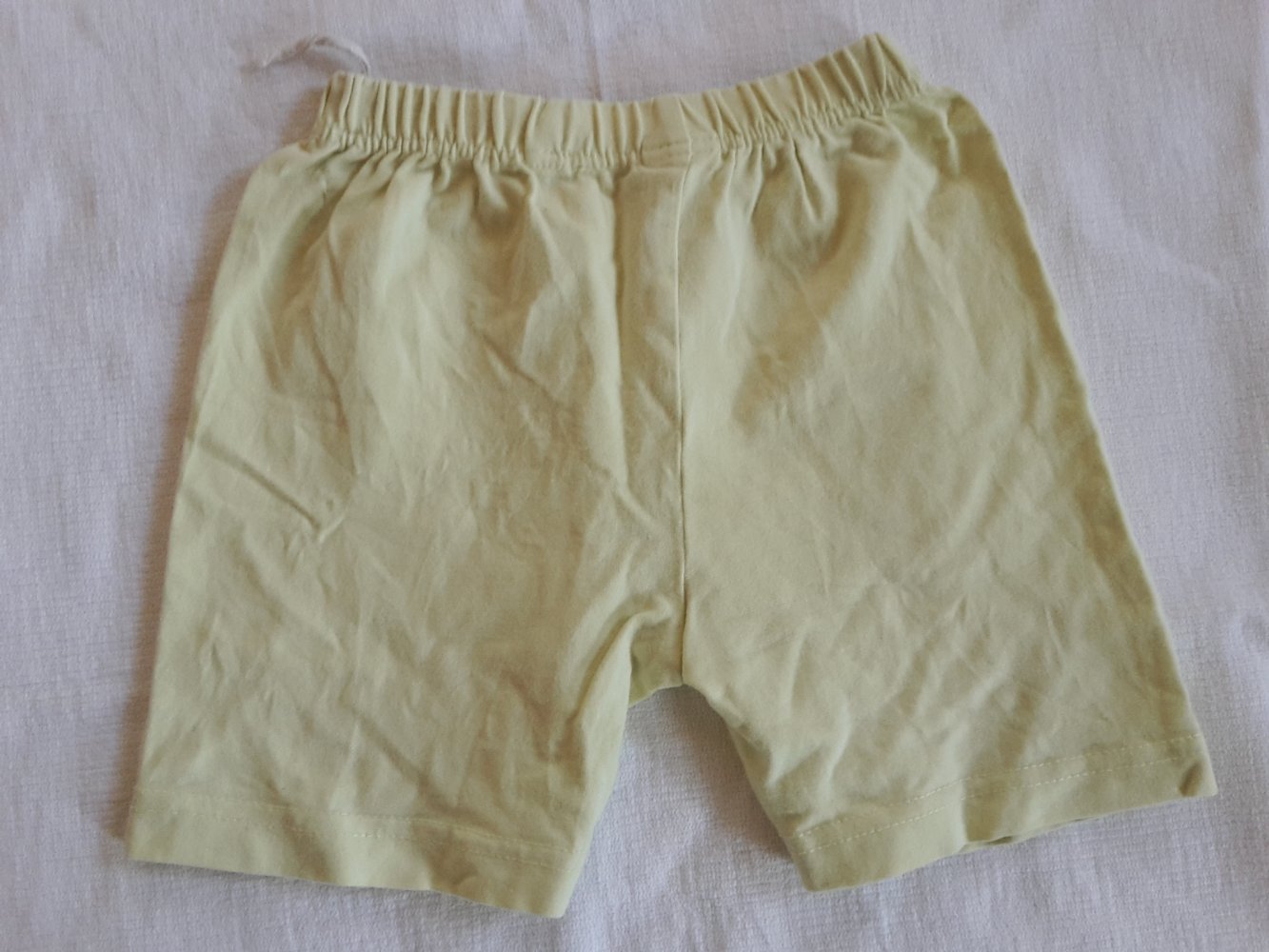 helle lindgrüne kurze Hose in Gr. 74 von C&A