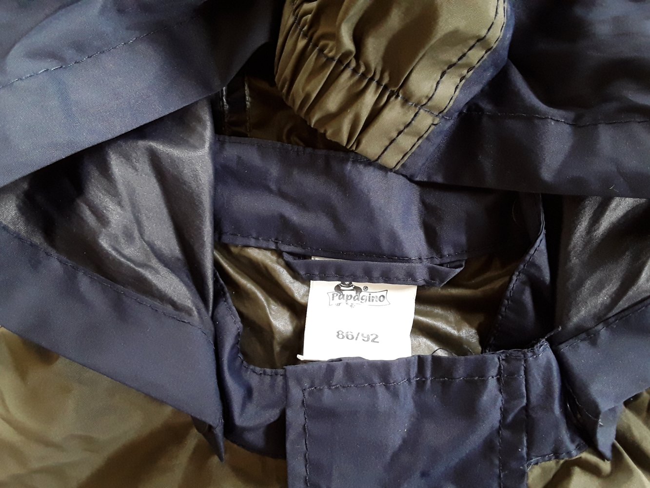 dunkelblaue, khakifarbene dünne Regenjacke in Gr. 86/92 