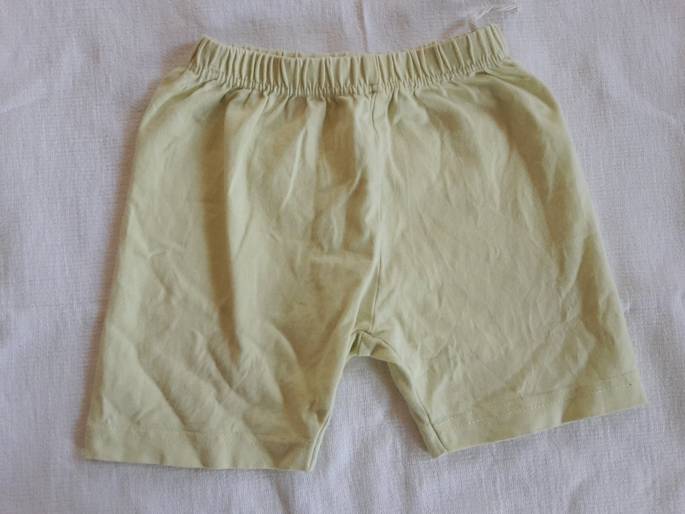 helle lindgrüne kurze Hose in Gr. 74 von C&A