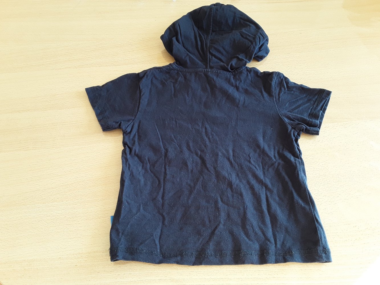 dunkelblaues T-Shirt mit Kaputze in Gr. 86