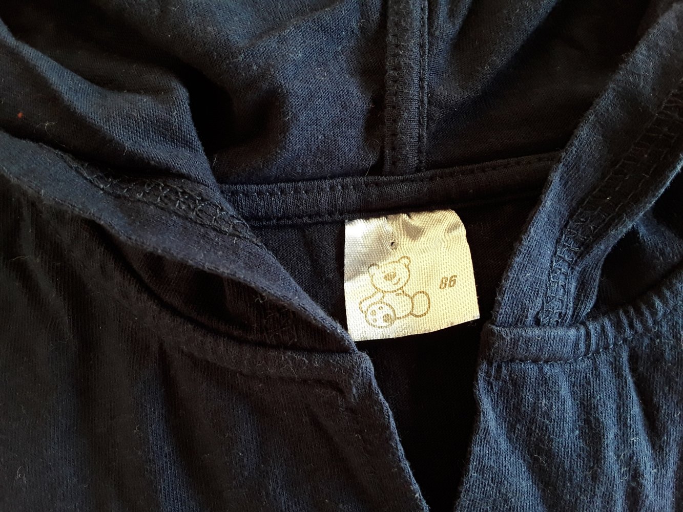 dunkelblaues T-Shirt mit Kaputze in Gr. 86