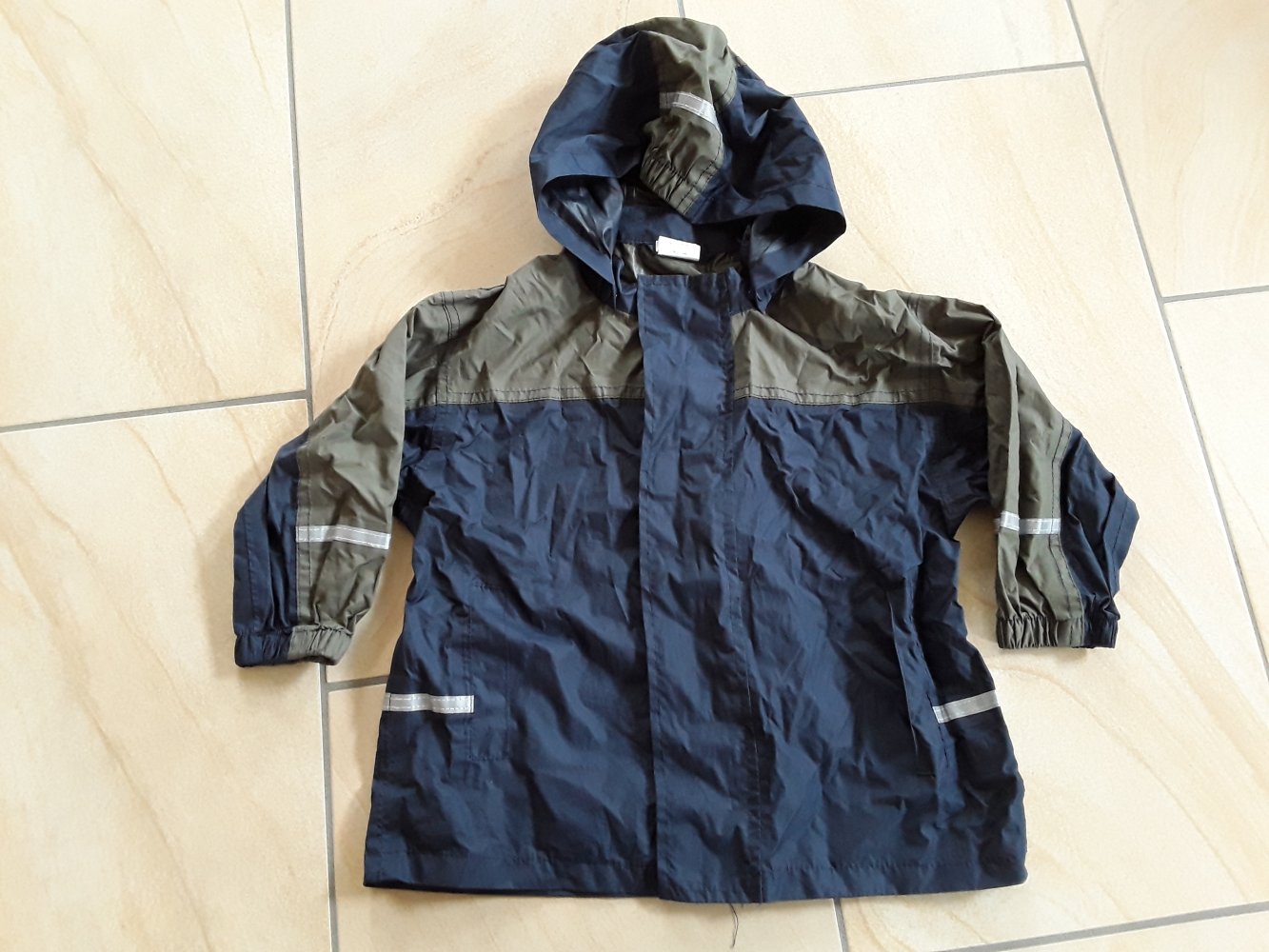 dunkelblaue, khakifarbene dünne Regenjacke in Gr. 86/92 