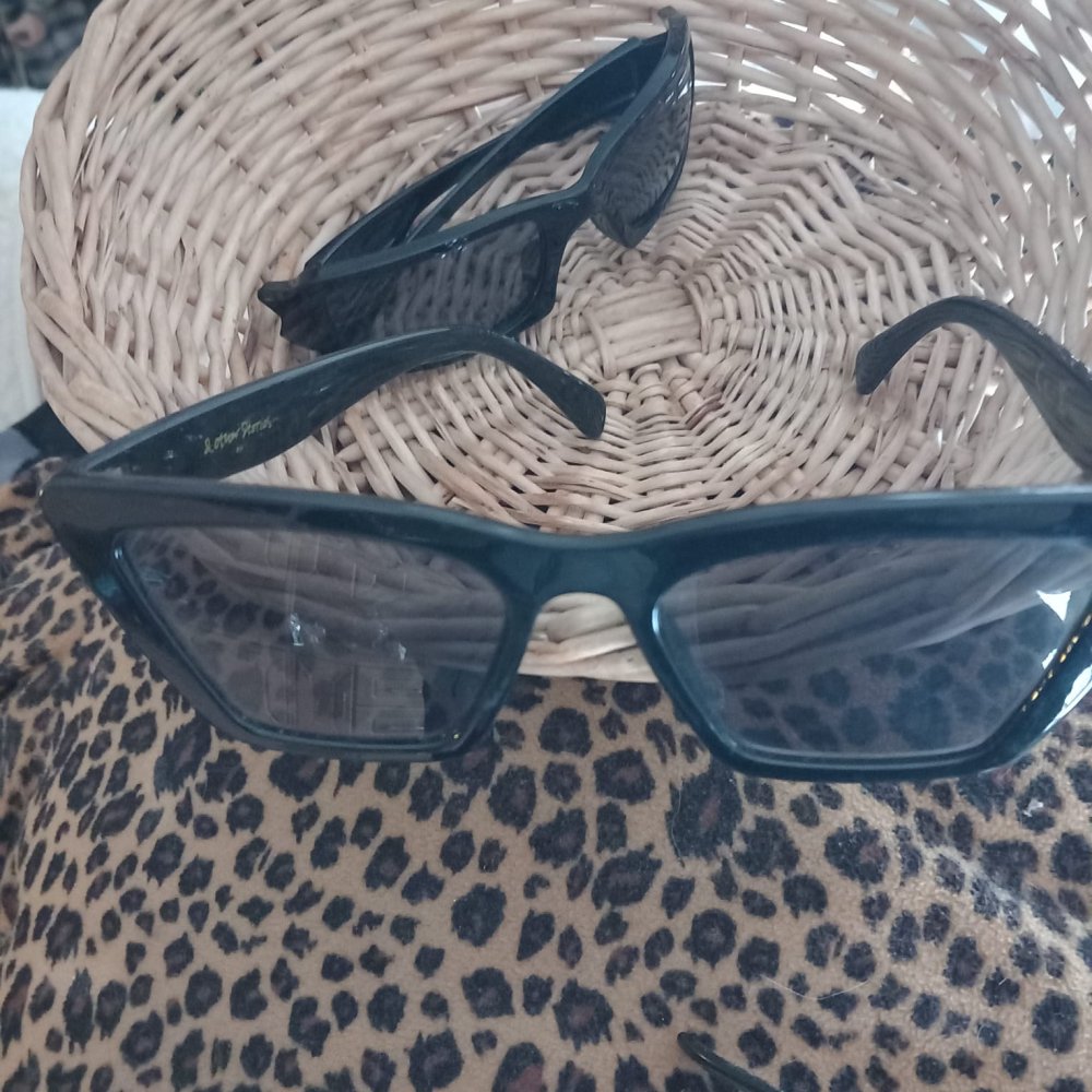 *** 4- teiliges Set Sonnen Brillen ***