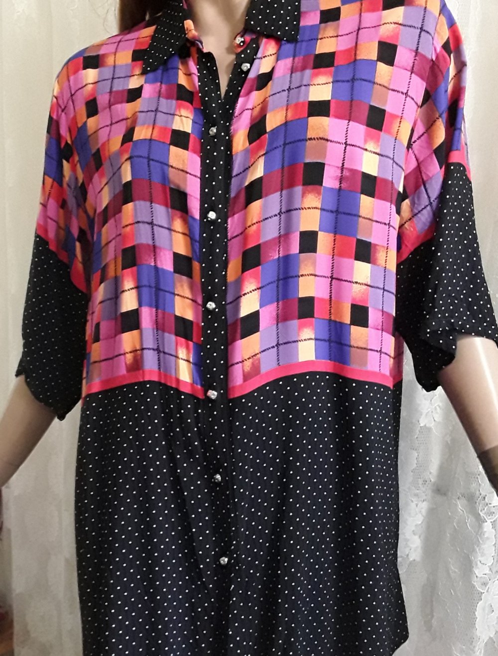 Long-Bluse mit Polkadots