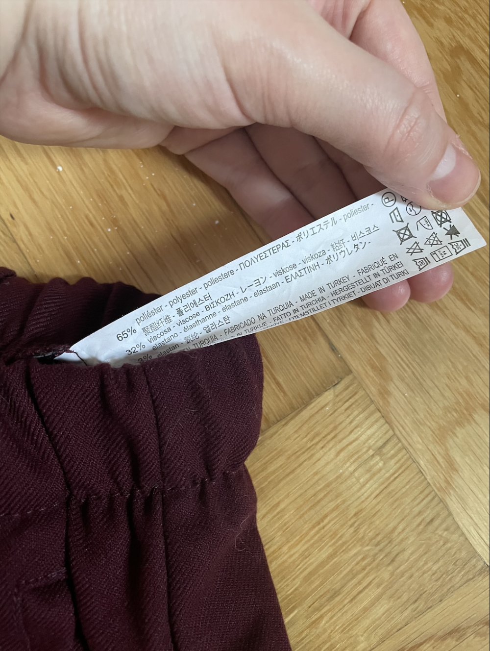 Karottenhose mit elastischem Bund in Weinrot von Bershka, Gr. M