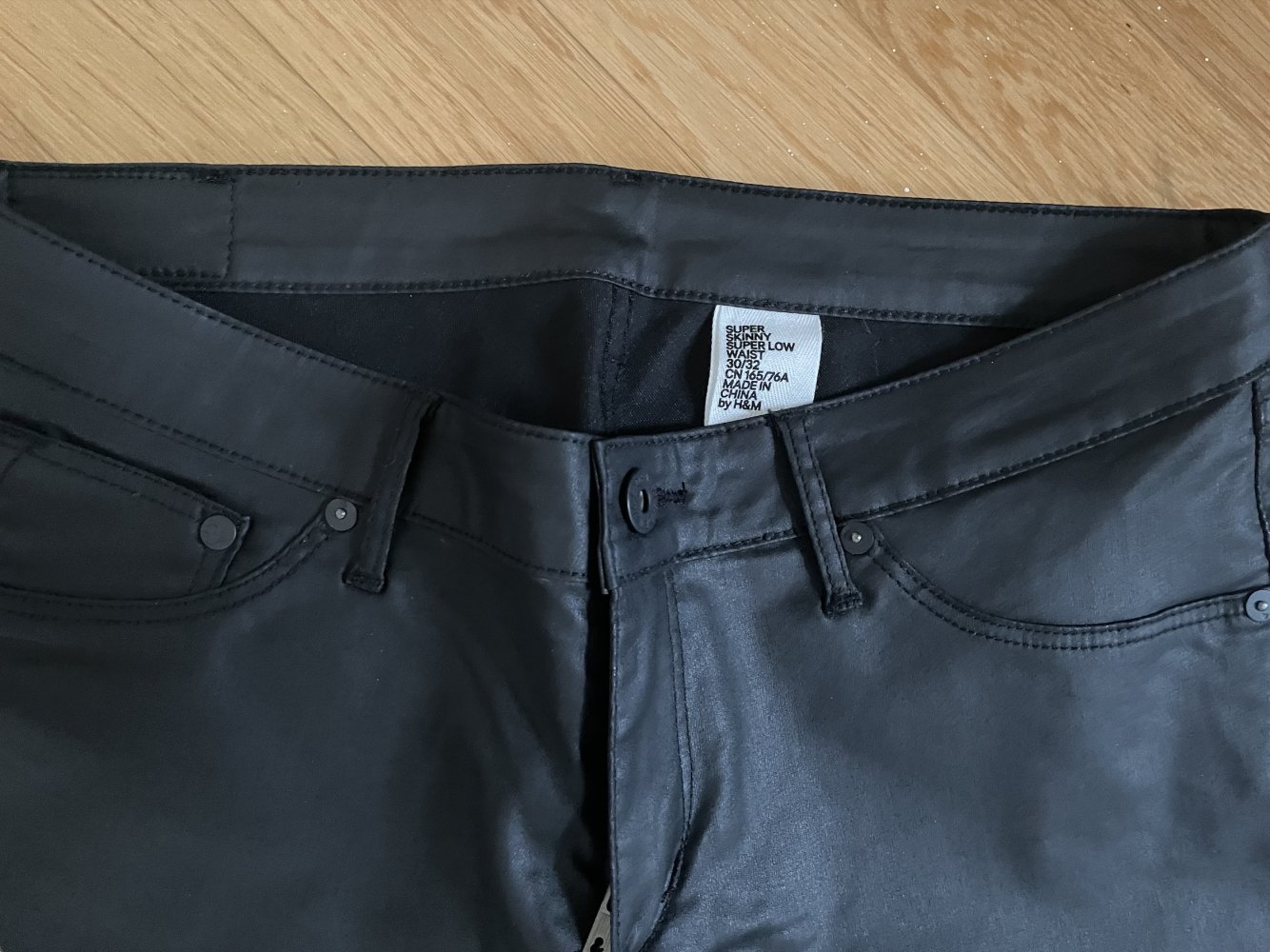 Beschichtete Hose im Lederlook von H&M, Gr. 30/32