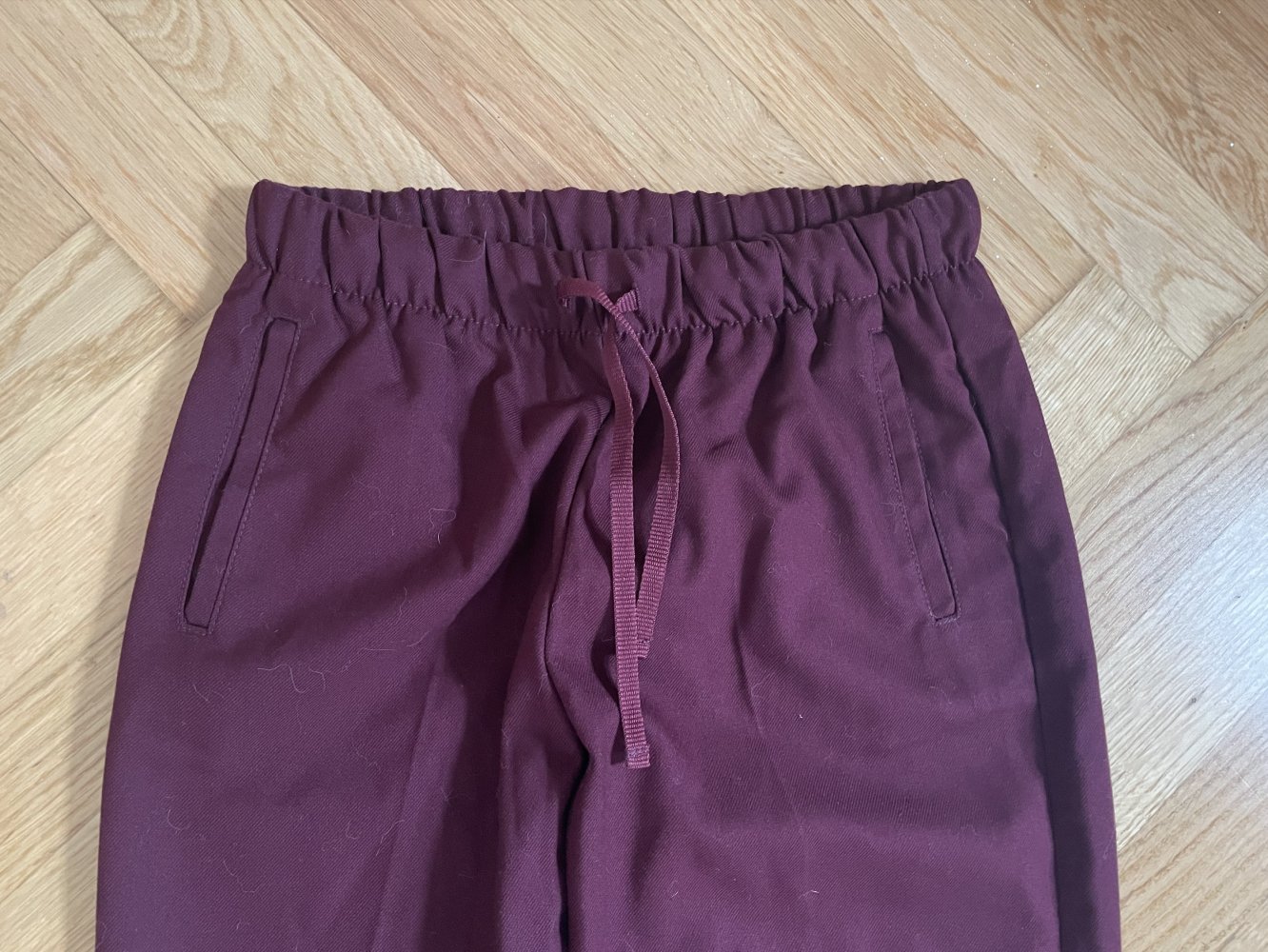 Karottenhose mit elastischem Bund in Weinrot von Bershka, Gr. M