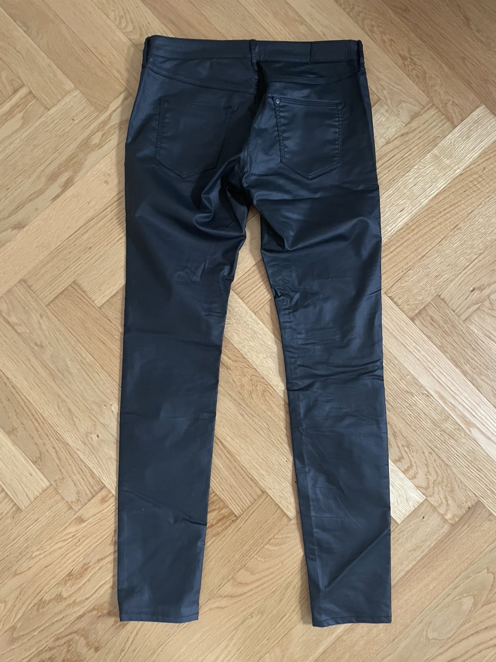 Beschichtete Hose im Lederlook von H&M, Gr. 30/32