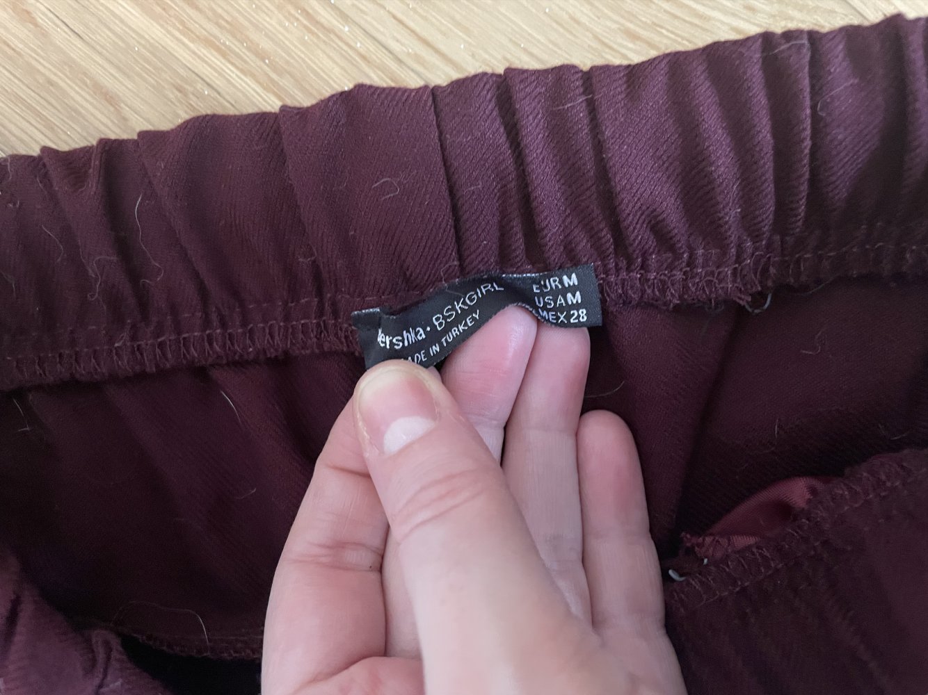 Karottenhose mit elastischem Bund in Weinrot von Bershka, Gr. M