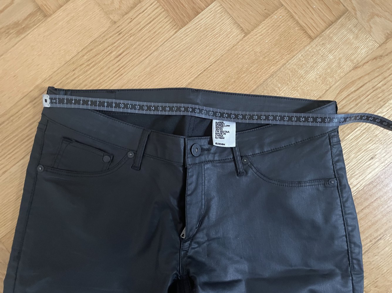 Beschichtete Hose im Lederlook von H&M, Gr. 30/32
