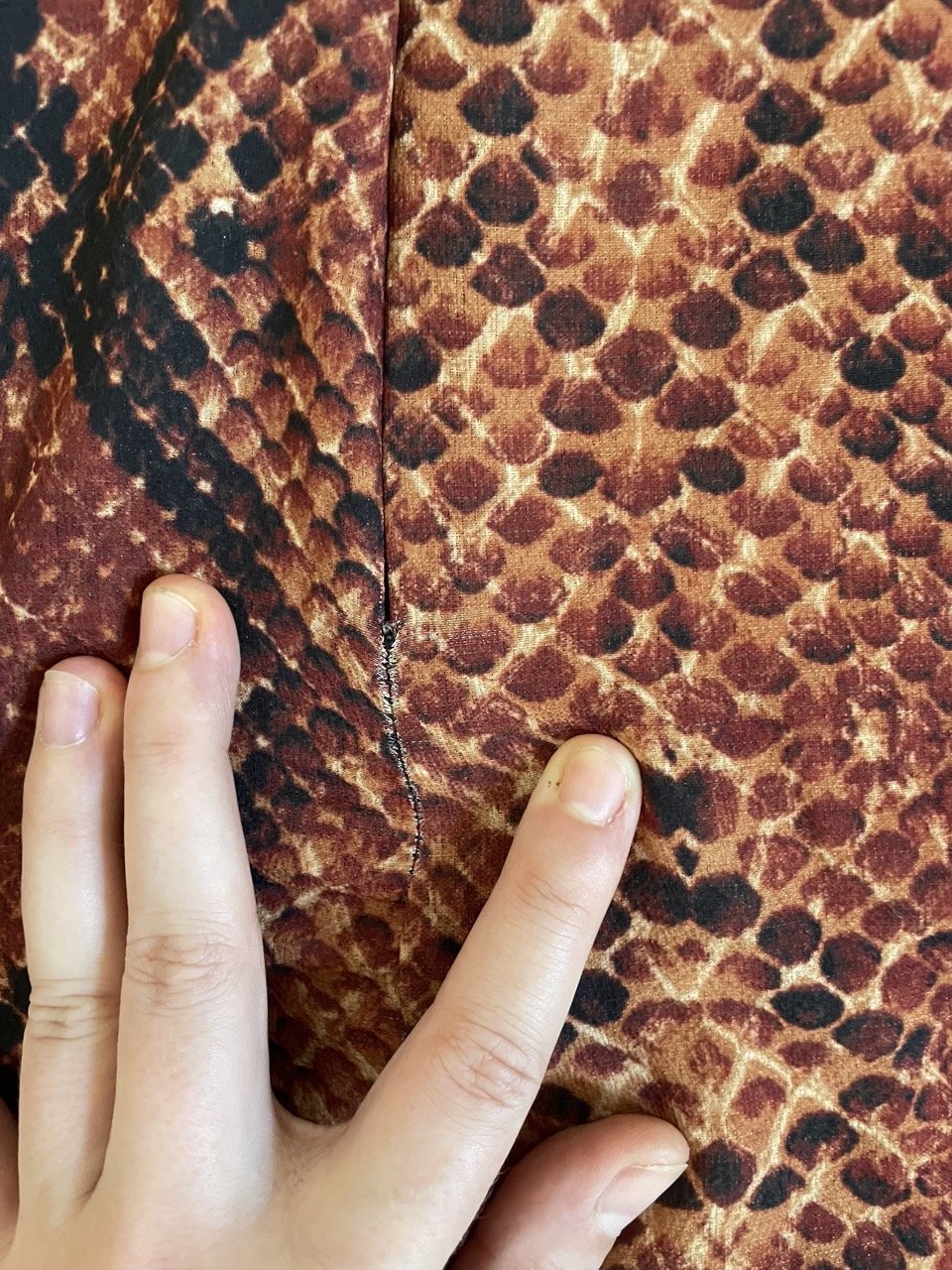 Midirock mit Schlangenmuster von PrettyLittleThing, Gr. 38