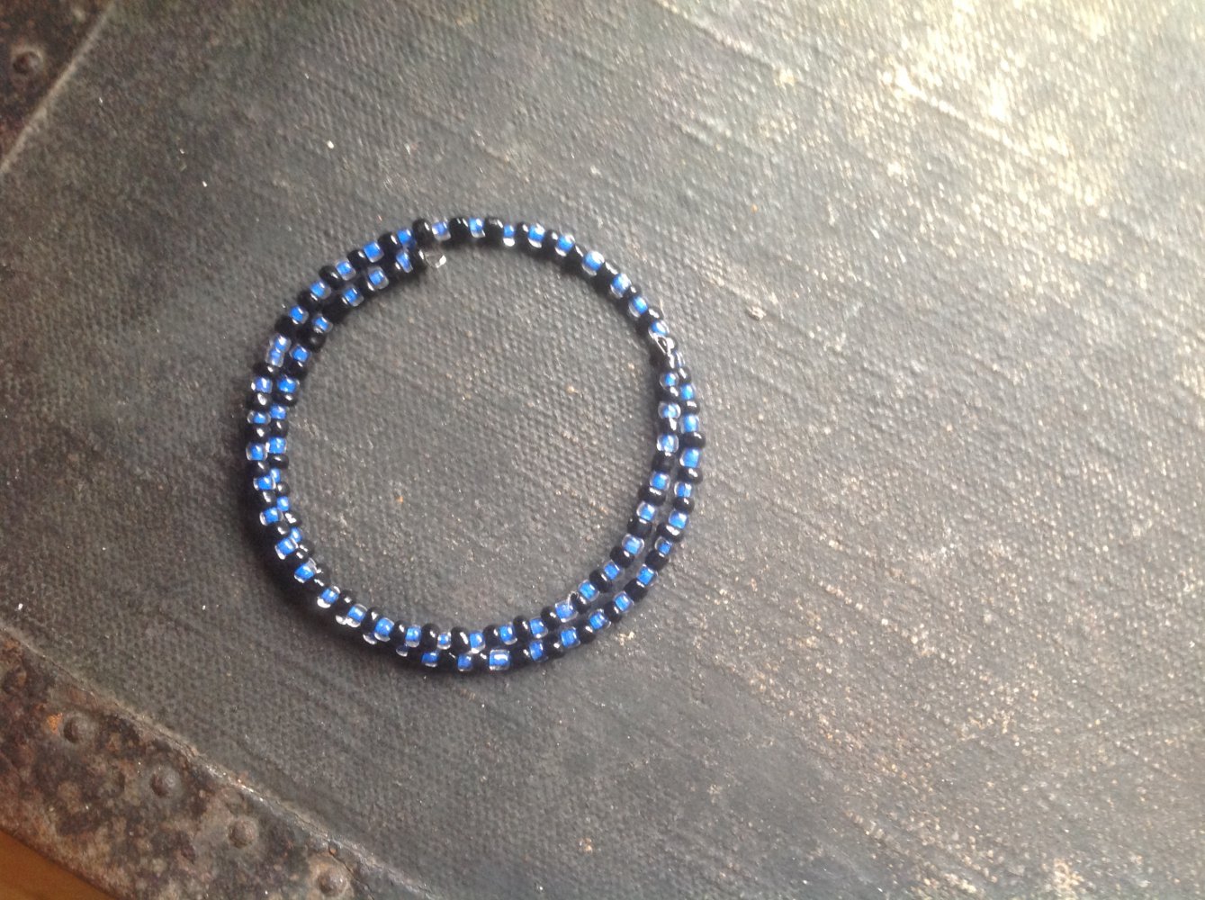 Blaues Perlenarmband