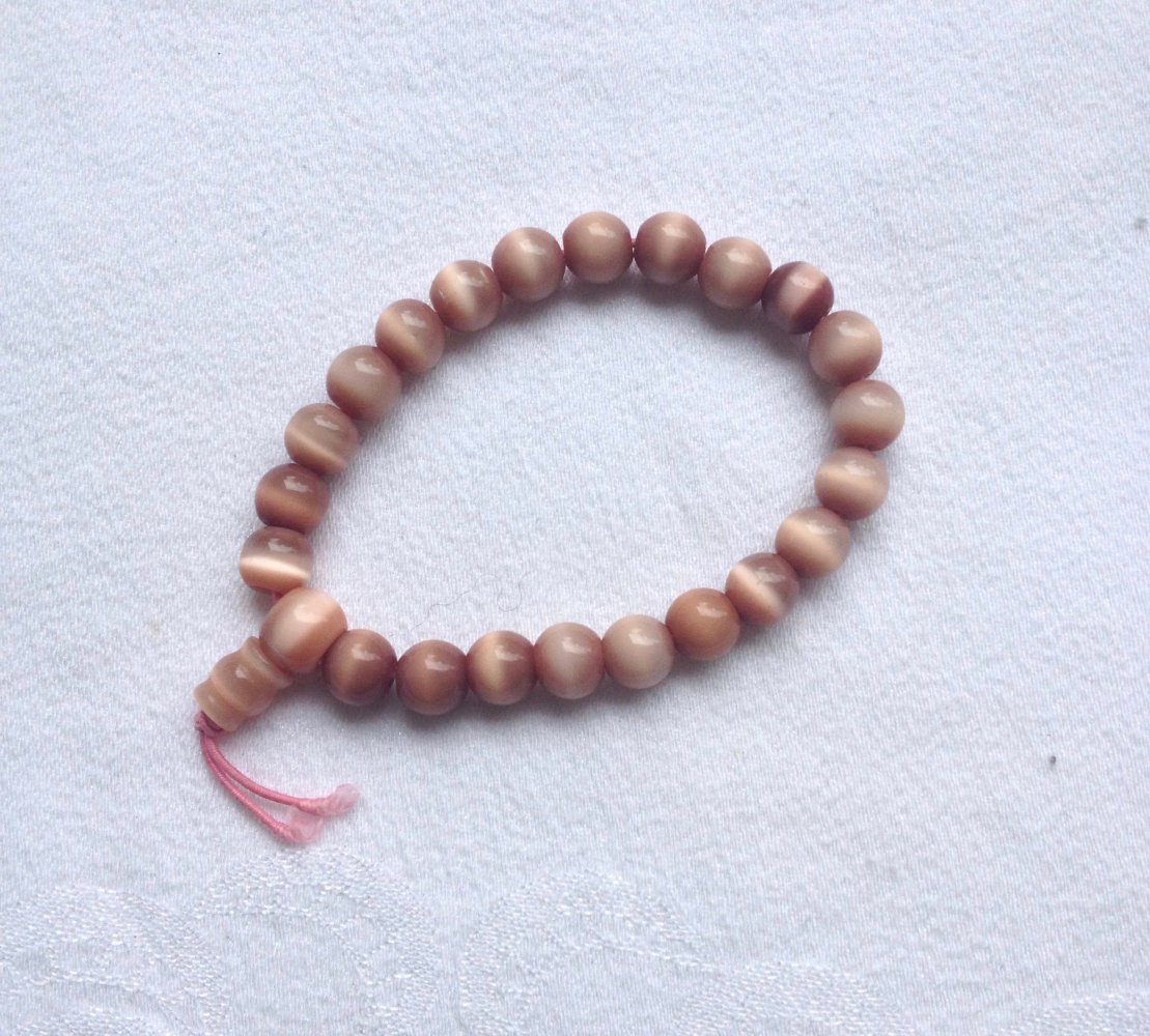 Schönes Armband aus runden Perlen