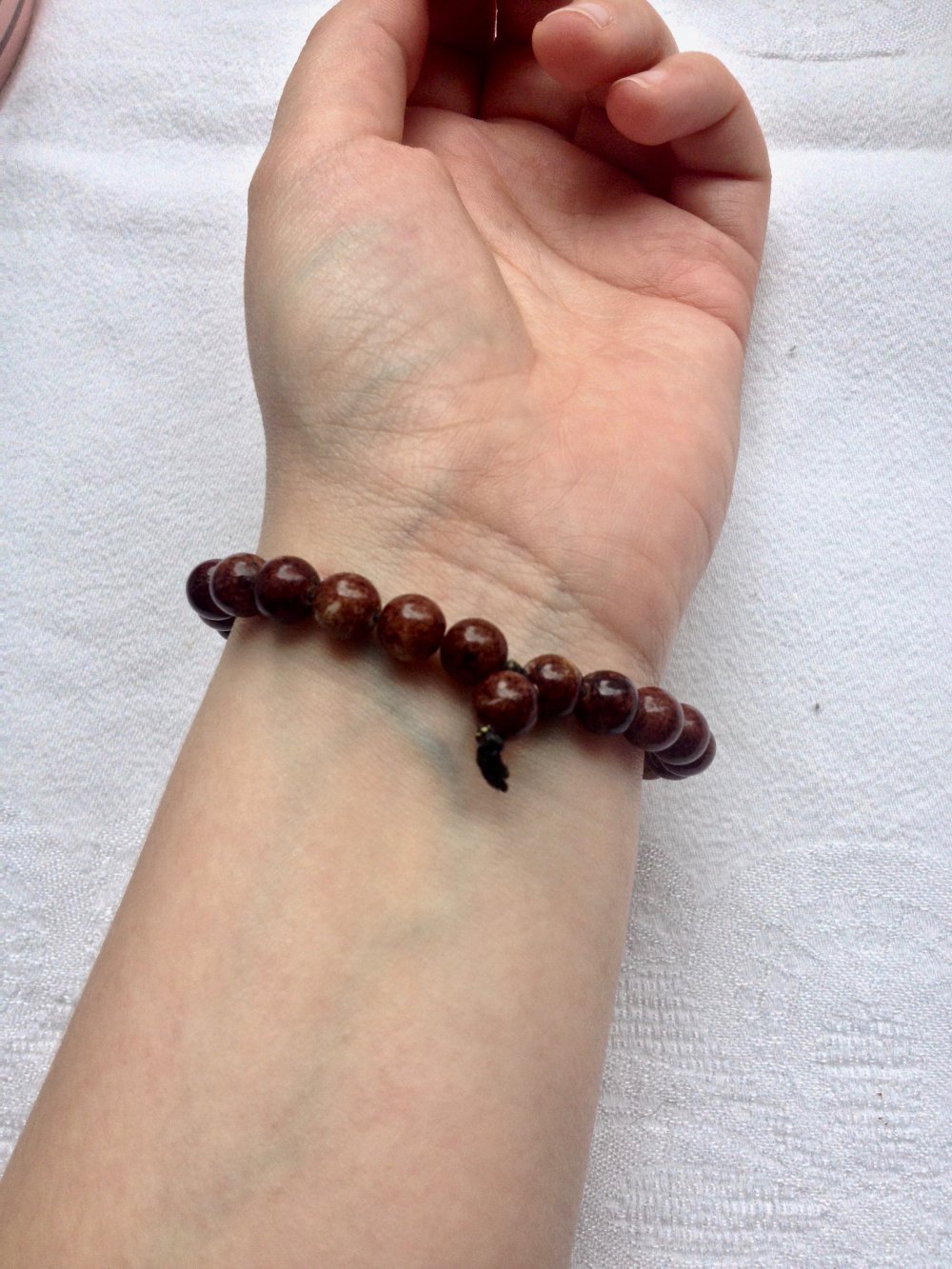 Schönes Armband aus braunen Perlen