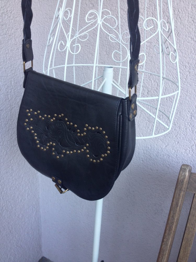 Super schöne Umhängetasche mit Nieten von Atmosphere