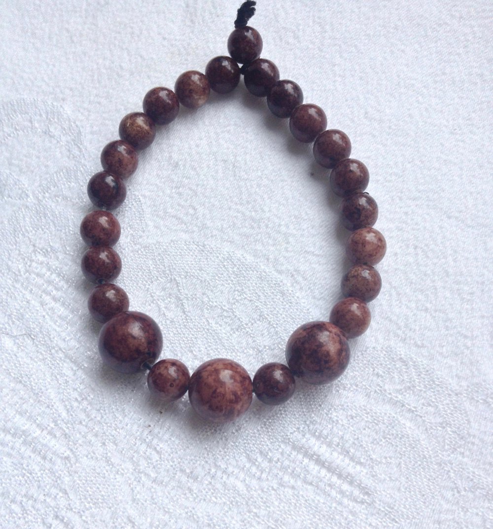 Schönes Armband aus braunen Perlen