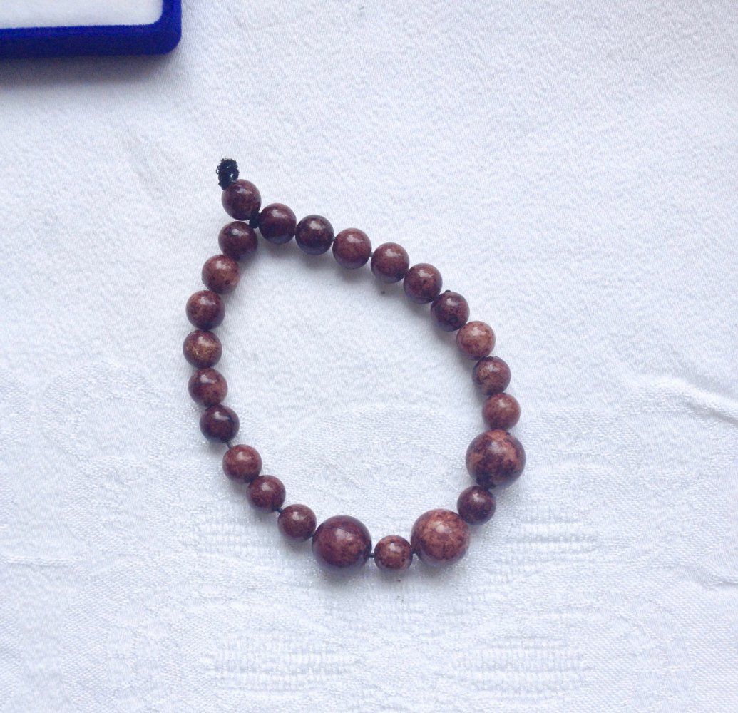 Schönes Armband aus braunen Perlen