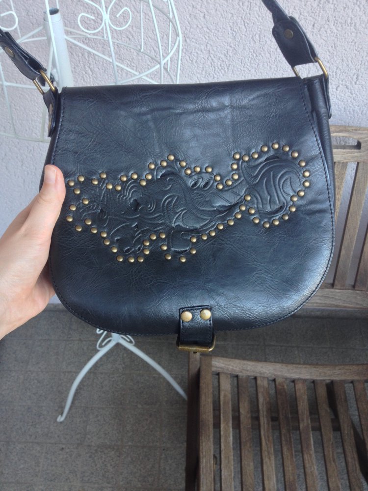 Super schöne Umhängetasche mit Nieten von Atmosphere