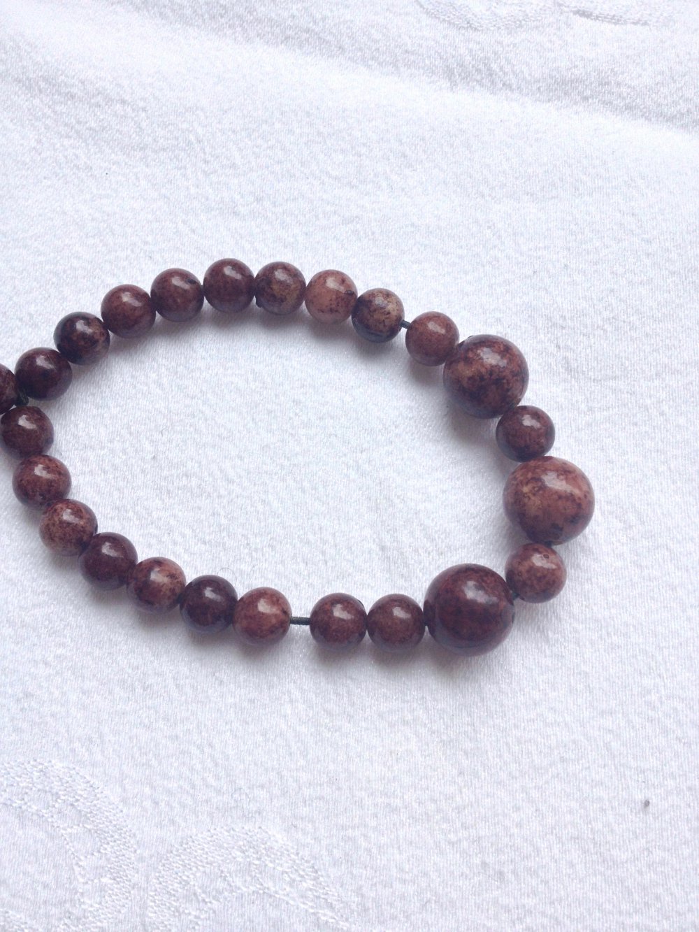 Schönes Armband aus braunen Perlen