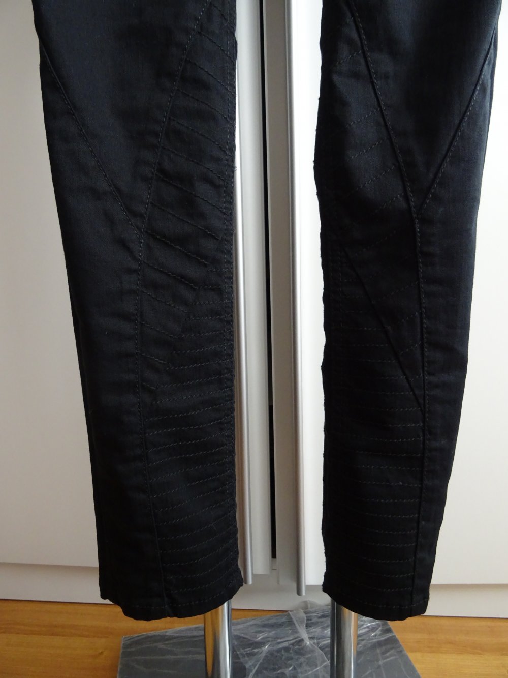 schwarze Jeans