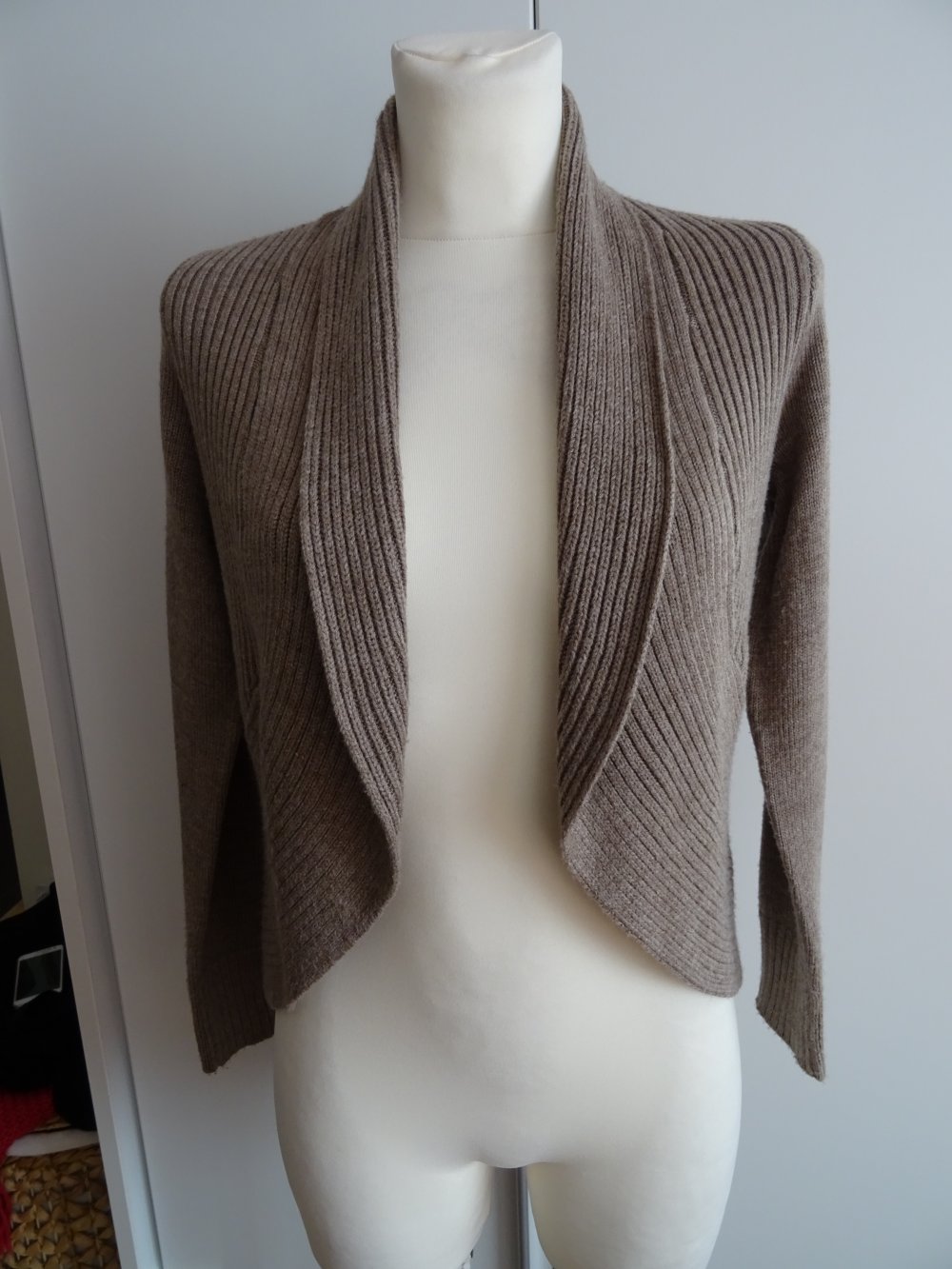 braune Strickjacke