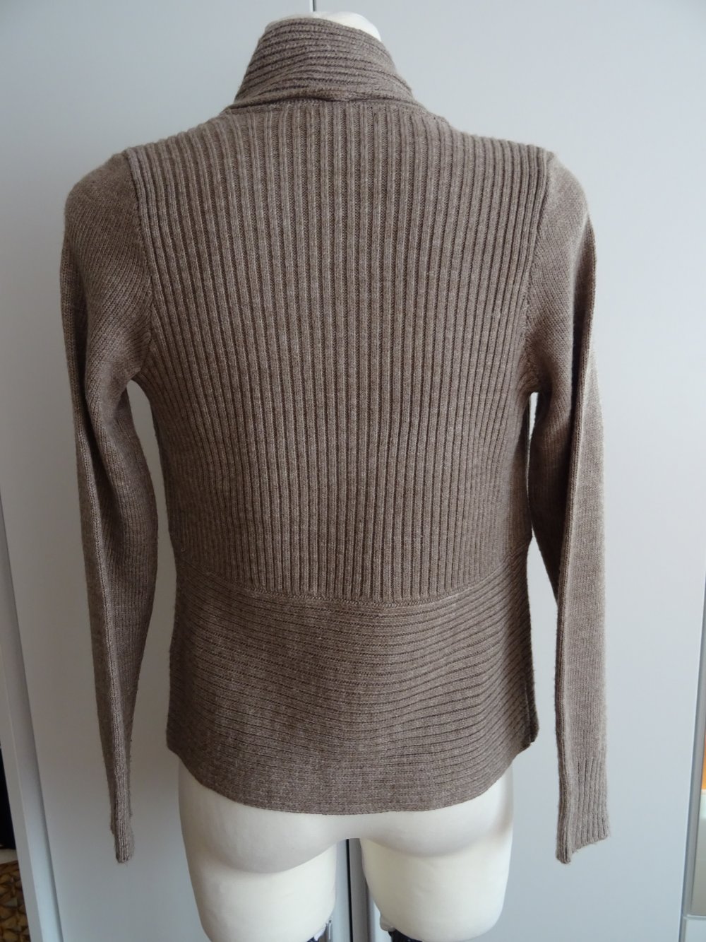 braune Strickjacke