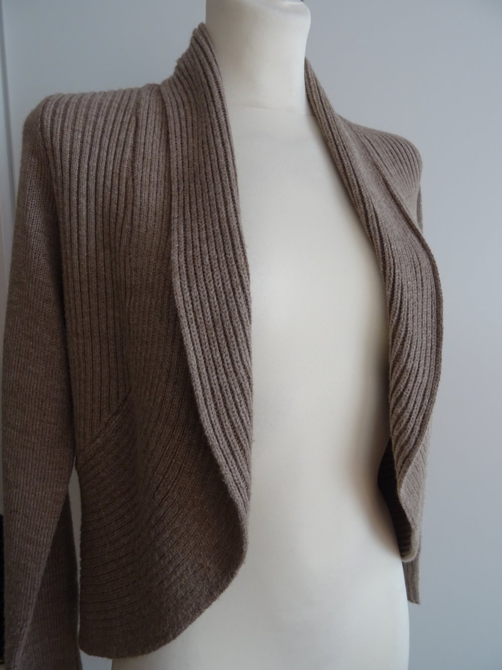 braune Strickjacke