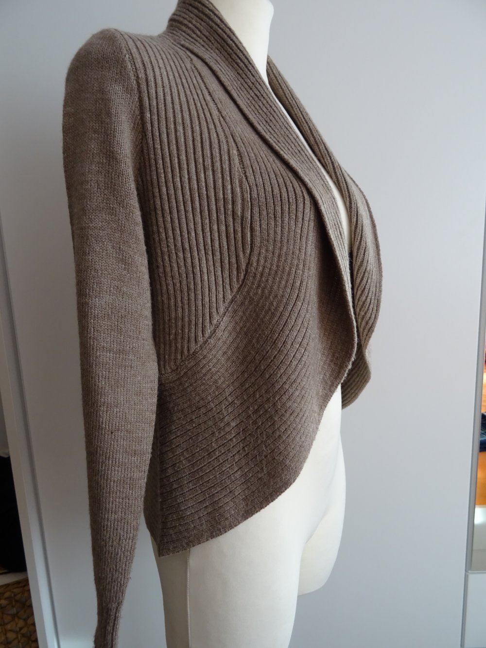 braune Strickjacke