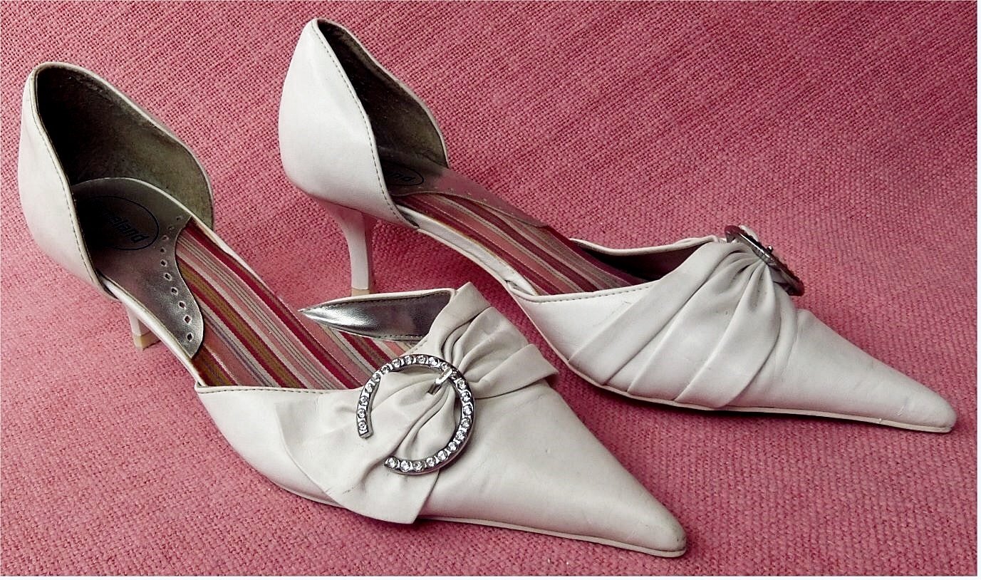 spitzlaufende Graceland Pumps weiß mit Dekoring - Größe 39 - Absatz ca. 5,5 cm