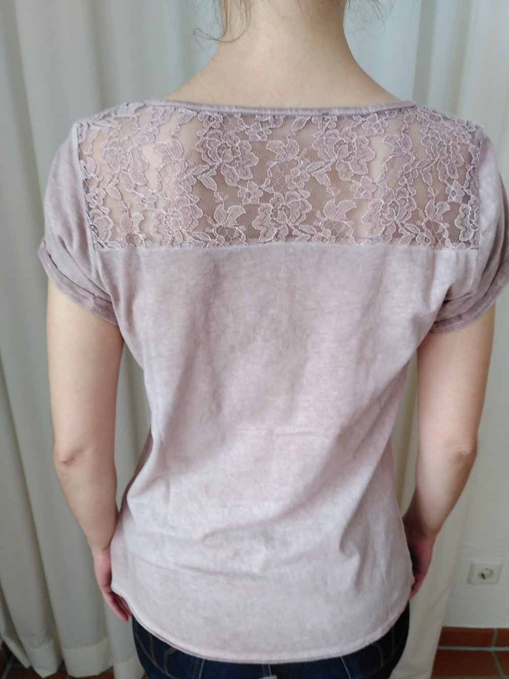 T-Shirt mit Spitzeneinsatz am Rücken und Stickerei