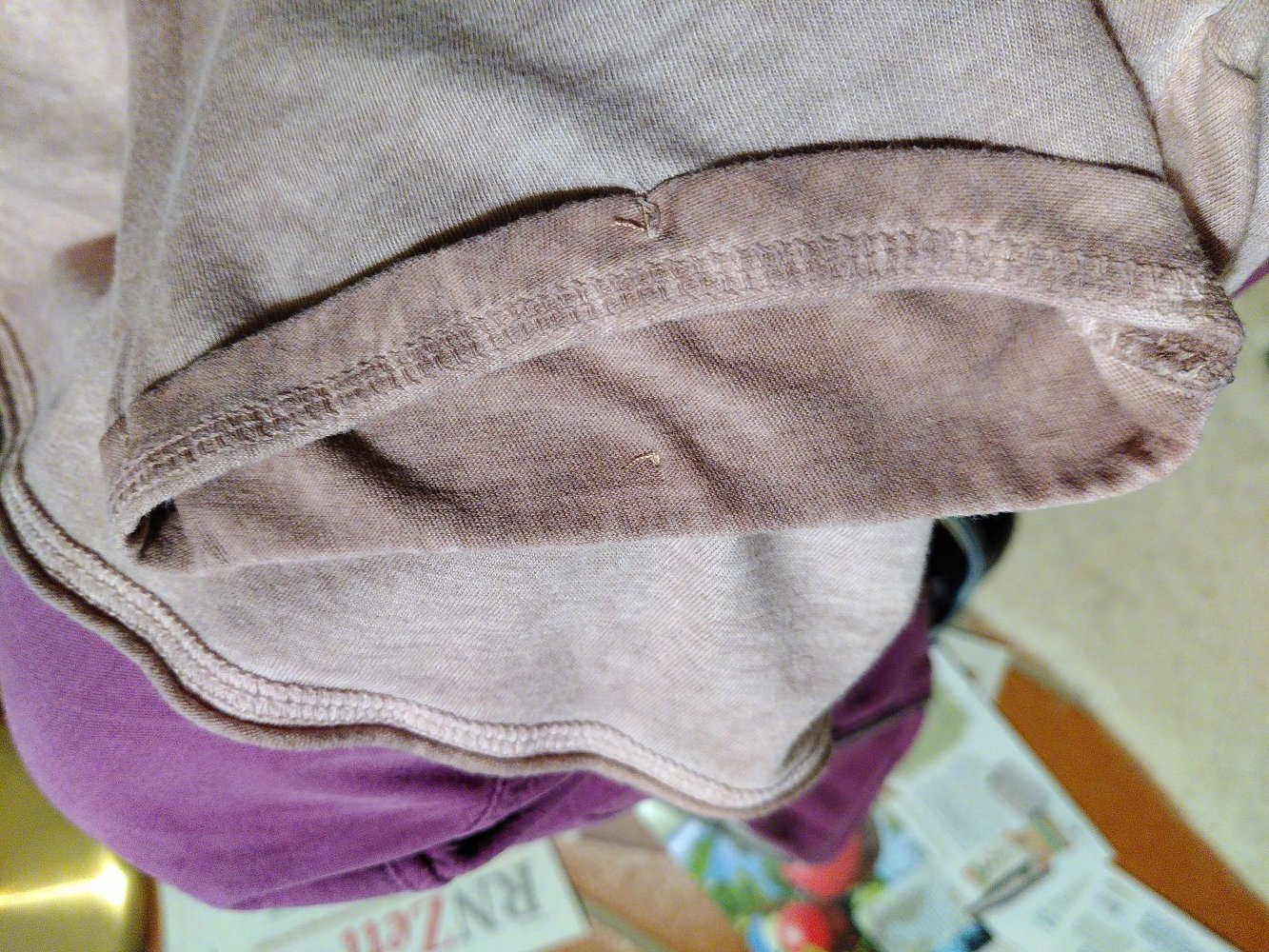 T-Shirt mit Spitzeneinsatz am Rücken und Stickerei