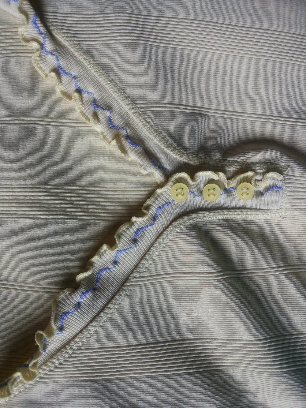 Top mit Volants und Zierknöpfen