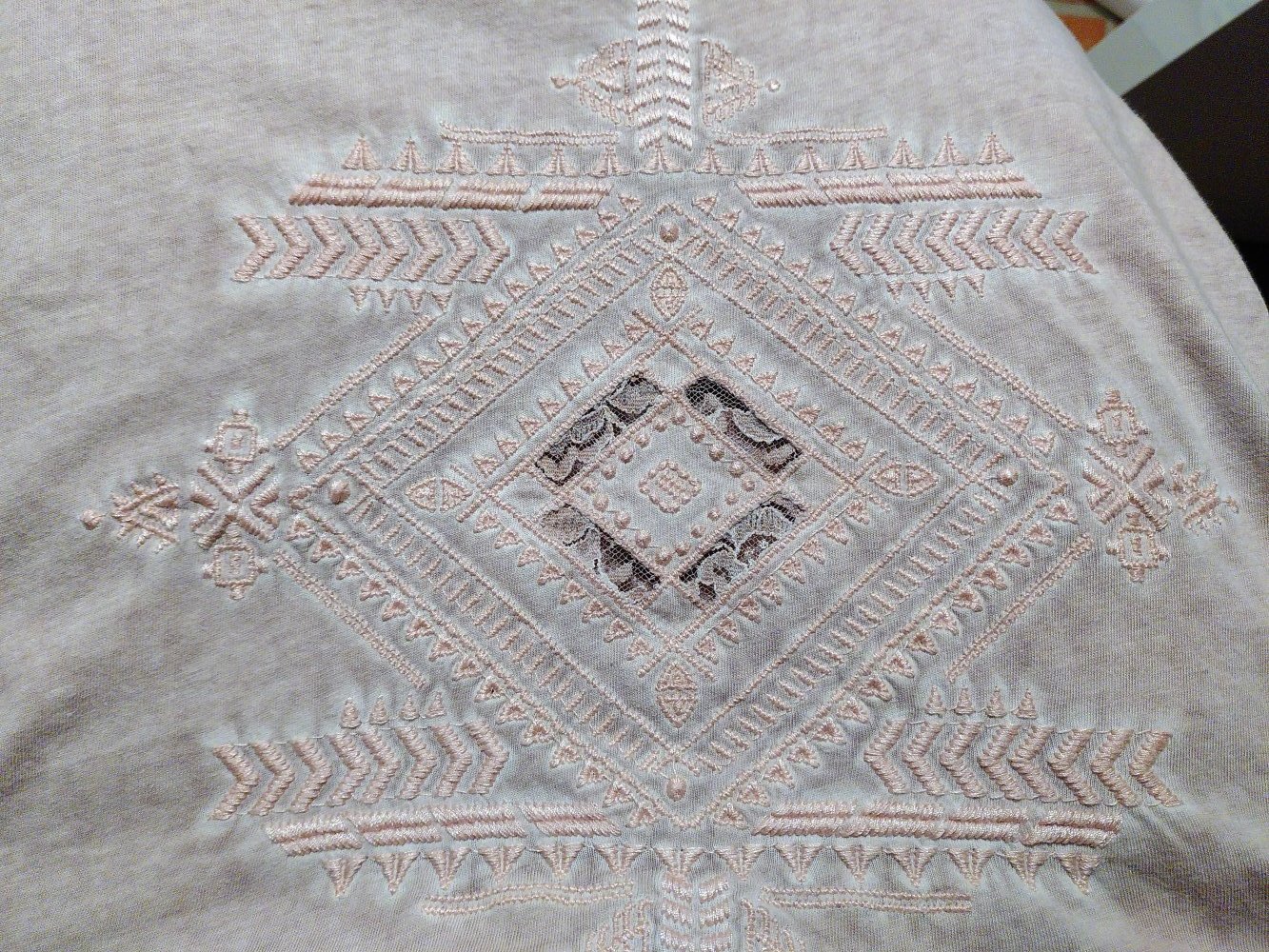 T-Shirt mit Spitzeneinsatz am Rücken und Stickerei