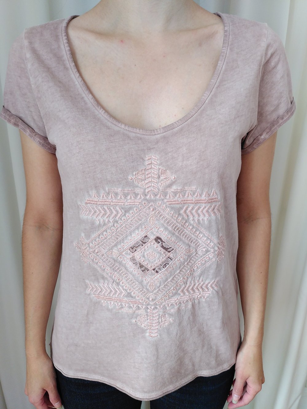 T-Shirt mit Spitzeneinsatz am Rücken und Stickerei