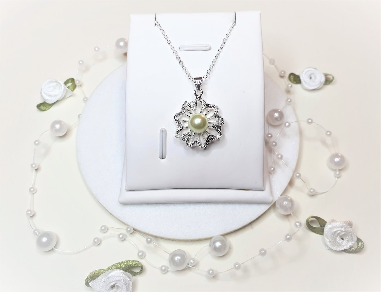Silberne Halskette mit champagnerfarbener Perle 