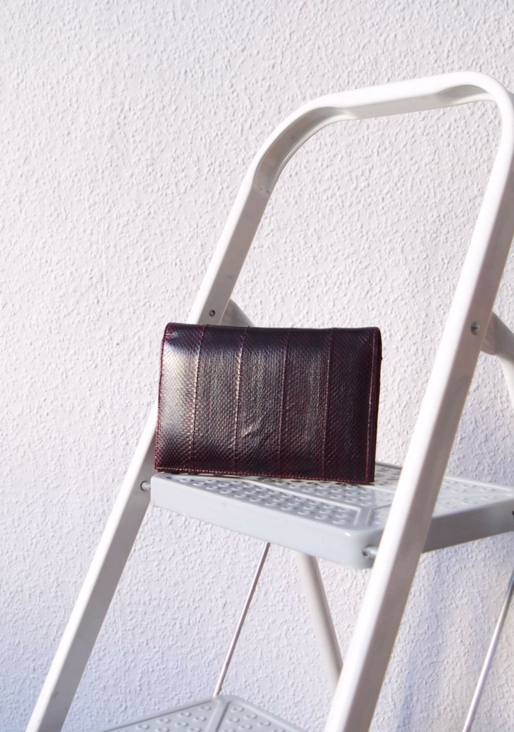 Dunkelrote Vintage Clutch Handtasche 80er Kunstleder Magnetverschluss Snakeskin Optik