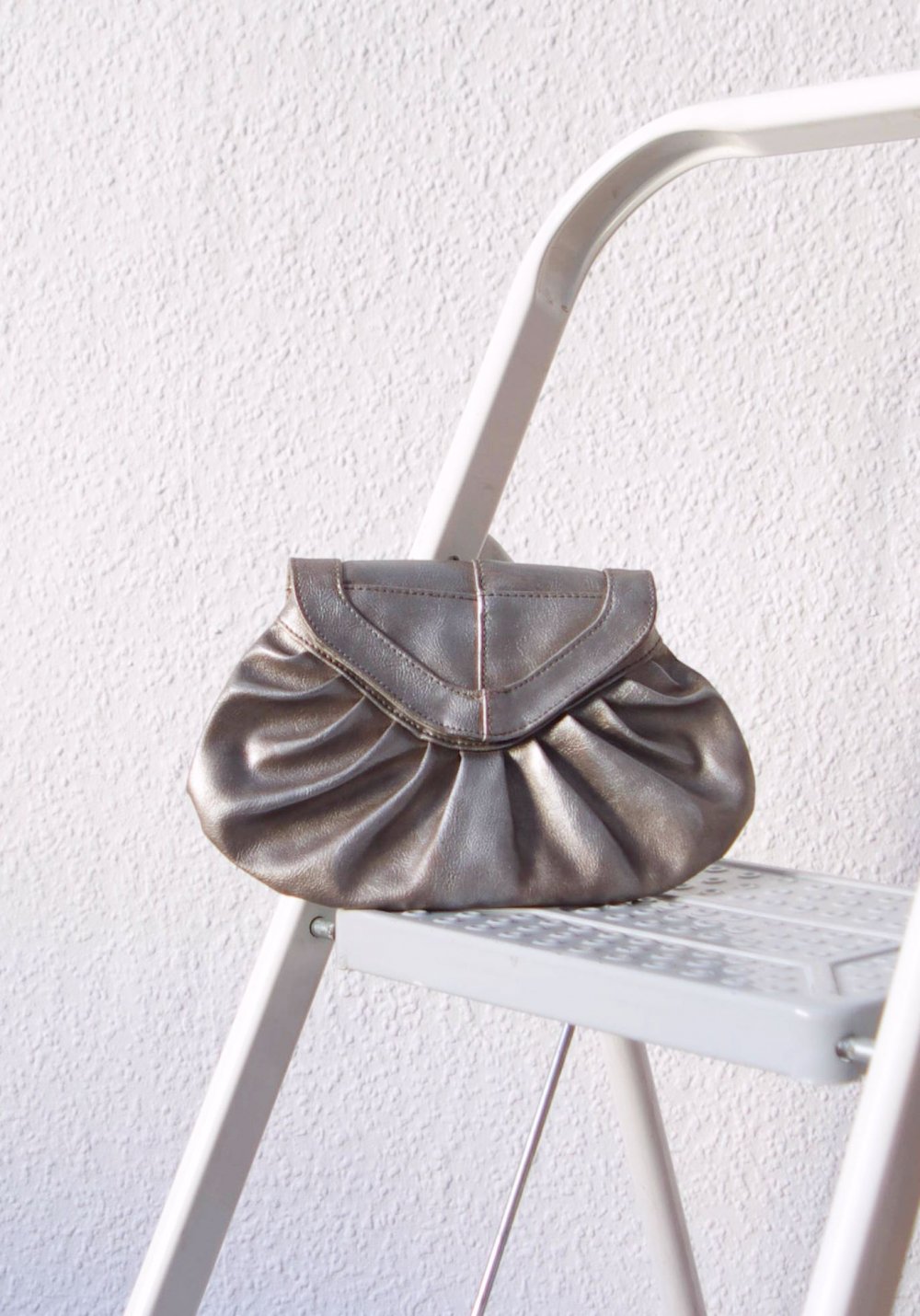 Silber metallic Clutch Handtasche Kunstleder Magnetverschluss vintage Look