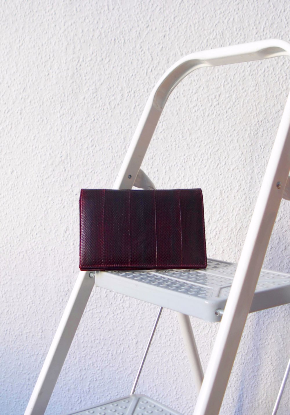 Dunkelrote Vintage Clutch Handtasche 80er Kunstleder Magnetverschluss Snakeskin Optik